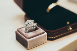 Une série de bijoux anciens illustrant les lettres K à O de l'abécédaire. Des créations élégantes, comme des colliers ornés de pierres précieuses, des broches en forme de fleurs, des bracelets classiques et des pendentifs rares. Chaque bijou, symbole d'une époque révolue, révèle la finesse du travail artisanal et l'élégance intemporelle qui constituent ces trésors du passé. Explorez l'histoire des bijoux anciens de K à O. Des trésors d'art et de savoir-faire pour les passionnés de joaillerie et d'histoire !