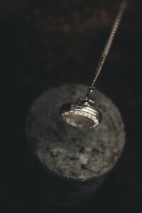 Une sélection de bijoux anciens, illustrant les lettres P à T de l'abécédaire. On y trouve des pendentifs d'oreilles raffinés, des bagues précieuses, des broches délicates, et des diadèmes majestueuses. Chaque pièce, finement travaillée, reflète l'art et le style des époques passées, entre élégance et rareté.