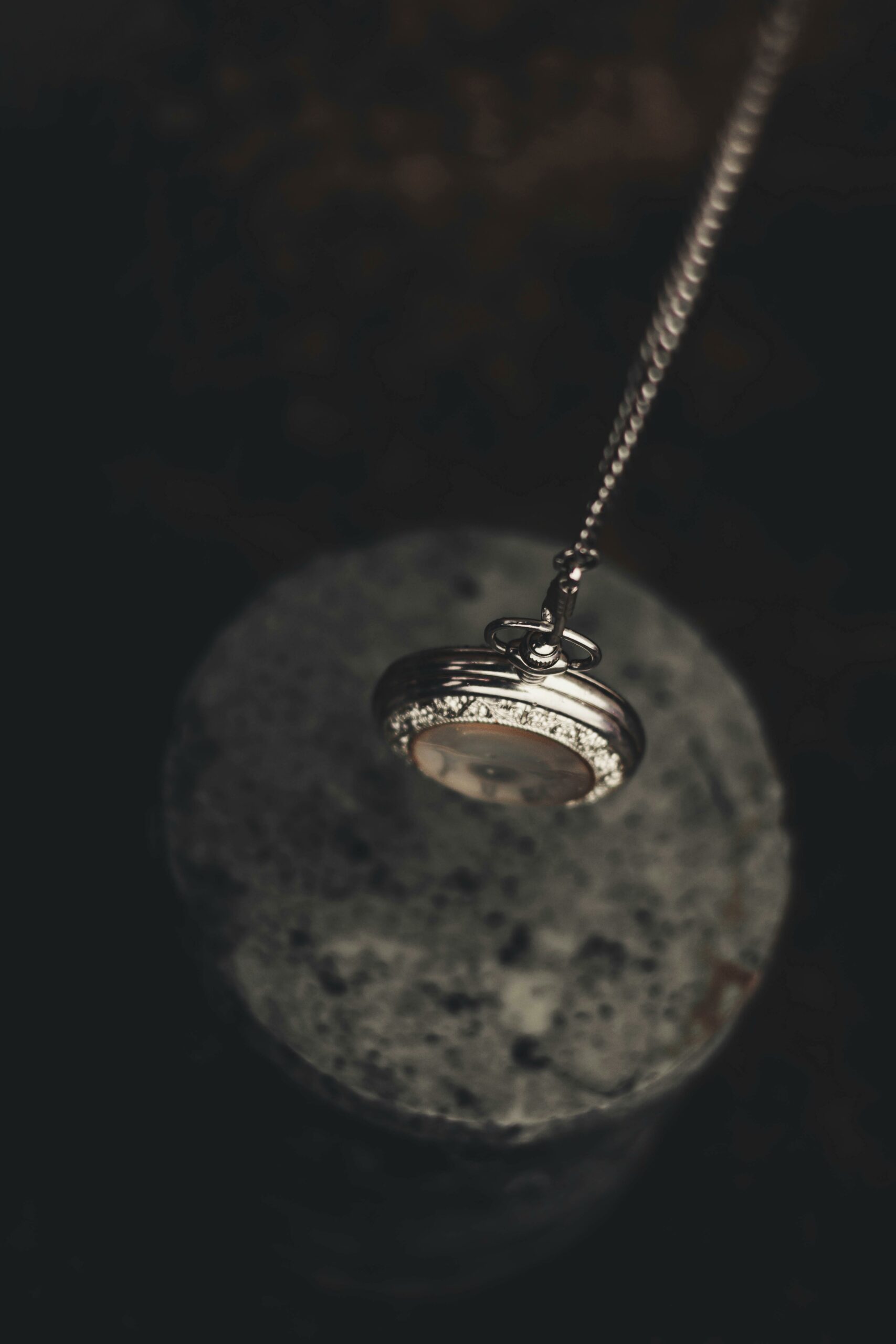 Une sélection de bijoux anciens, illustrant les lettres P à T de l'abécédaire. On y trouve des pendentifs d'oreilles raffinés, des bagues précieuses, des broches délicates, et des diadèmes majestueuses. Chaque pièce, finement travaillée, reflète l'art et le style des époques passées, entre élégance et rareté.