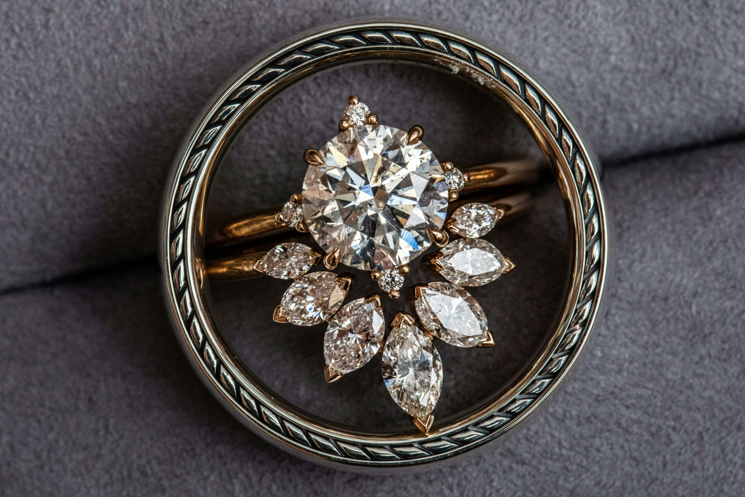 Une collection de bijoux anciens illustrant les lettres U à Z de l'abécédaire. Des pièces raffinées, comme des bagues victoriennes, des pendentifs symboliques et des gemmes rares, témoignent du savoir-faire et de l’histoire de la joaillerie ancienne